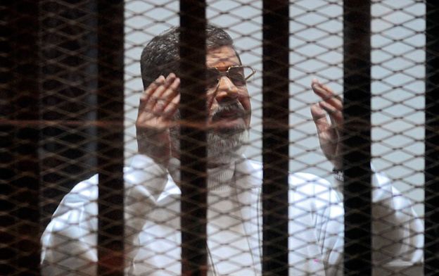 Sąd w Egipcie: dożywocie dla Mursiego, 25 lat dla Badiego za szpiegostwo