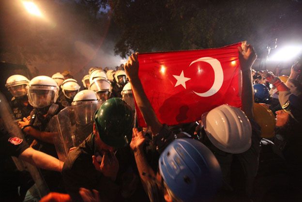 Brutalny policjant z Turcji za karę ma posadzić 600 drzew