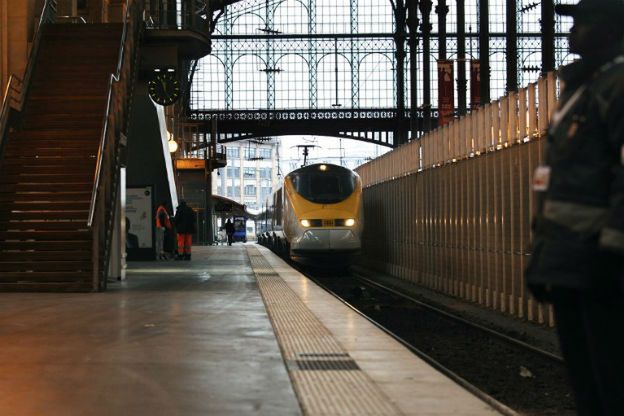 Egipcjanin chciał pojechać z Francji do Wielkiej Brytanii na dachu pociągu. Poraził go prąd