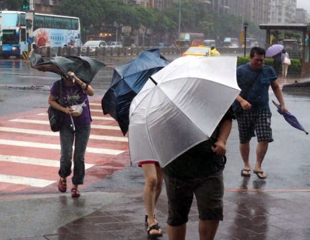 Tajfun zbliża się do Chin. Ponad 860 tys. ludzi ewakuowanych