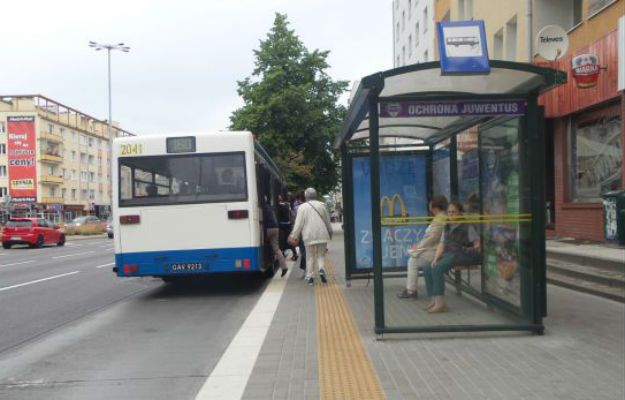 Niepełnosprawni w Gdyni będą mieli łatwiej. Miasto wyremontowało zatoczki autobusowe