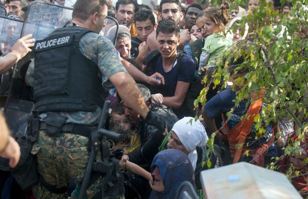 Tysiące migrantów przedarły się przez granicę z Grecji do Macedonii
