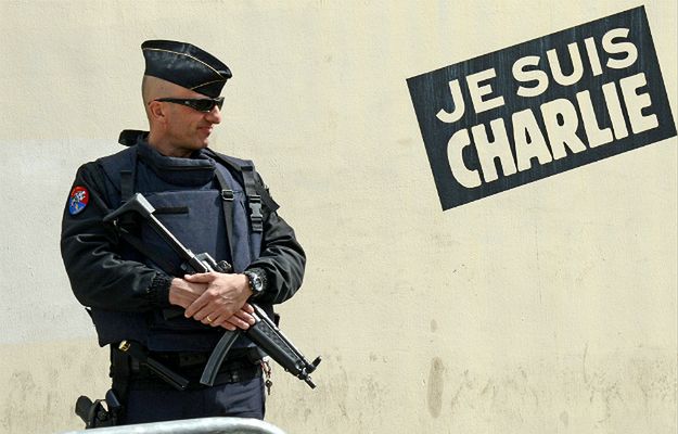 "Charlie Hebdo" znów szokuje. Rysunek z ciałem Aylana Kurdiego na okładce