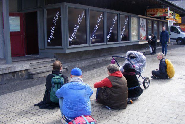 Poznaniacy medytowali przed sklepem z dopalaczami na ul. Głogowskiej