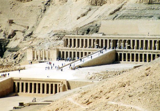 Sukces Polaków po pół wieku: udana rekonstrukcja tarasu w egipskiej świątyni Hatszepsut