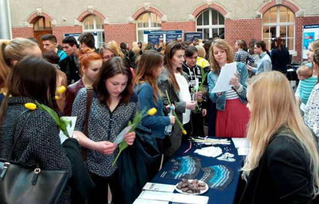 "Mądre dziewczyny są teraz trendy". Politechnika Gdańska kusi przyszłe studentki