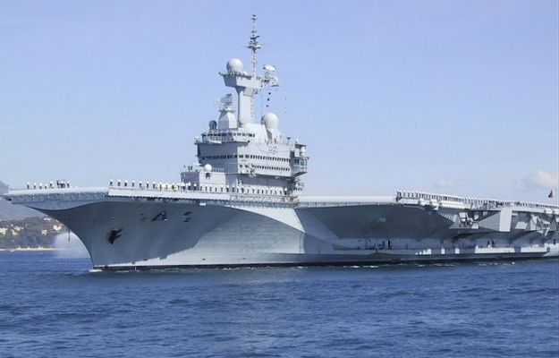 Francja wysyła lotniskowiec na wody Iraku do walki z IS