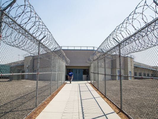 USA: bunt więźniów w zakładzie karnym, strażnicy i terapeuta zakładnikami