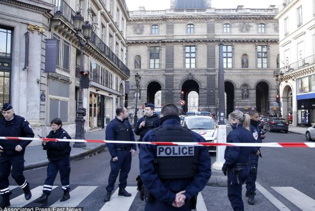 Paryż: Strzelanina przed Luwrem. Trwa akcja policji