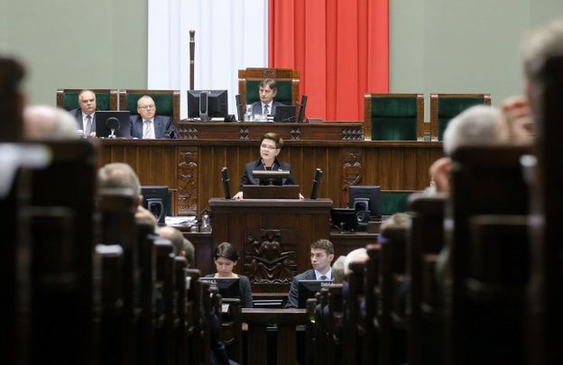 Sondaż CBOS. Ocena sytuacji politycznej w Polsce mocno w dół