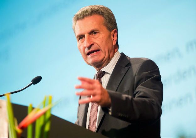 Komisarz UE Guenther Oettinger w ogniu krytyki. Skorzystał z prywatnego samolotu biznesmena