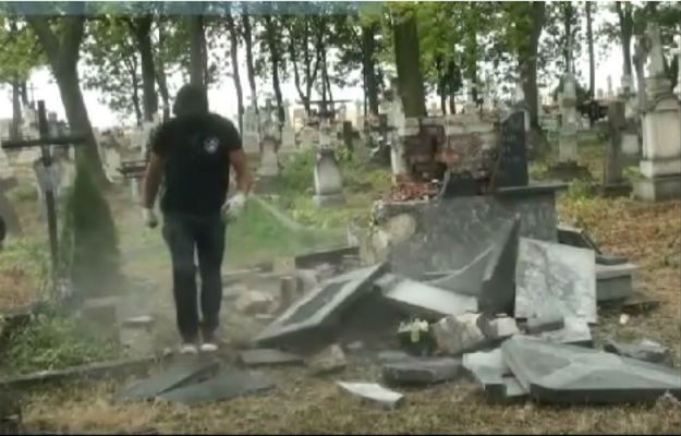 Związek Ukraińców w Polsce skarży się rządowi, że groby i pomniki są profanowane