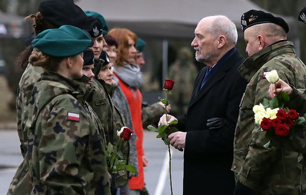 Minister Antoni Macierewicz spotkał się z paniami w mundurach. "Serdeczne życzenia"