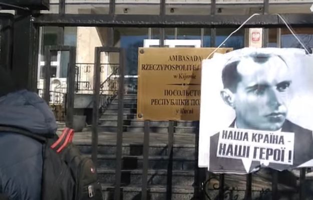 Kijów: ukraińscy nacjonaliści wieszają portret Bandery na ogrodzeniu polskiej ambasady