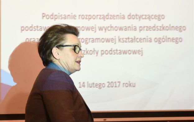 Minister edukacji Anna Zalewska podpisała rozporządzenie o nowej podstawie programowej dla szkół podstawowych