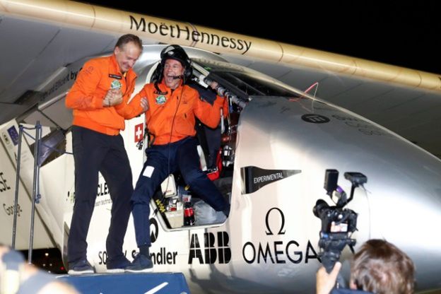 Samolot o napędzie słonecznym zakończył pierwszy lot dookoła świata