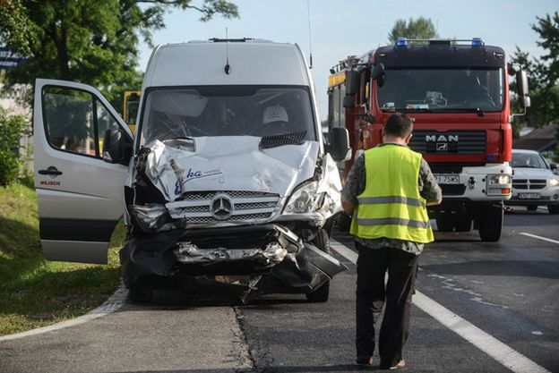 Wypadek na S7 w Grzędach. 1 osoba nie żyje, 33 poszkodowanych