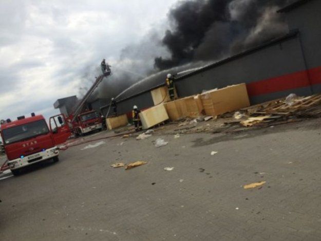 Olbrzymi pożar fabryki mebli w Mroczeniu. Dwóch strażaków trafiło do szpitala