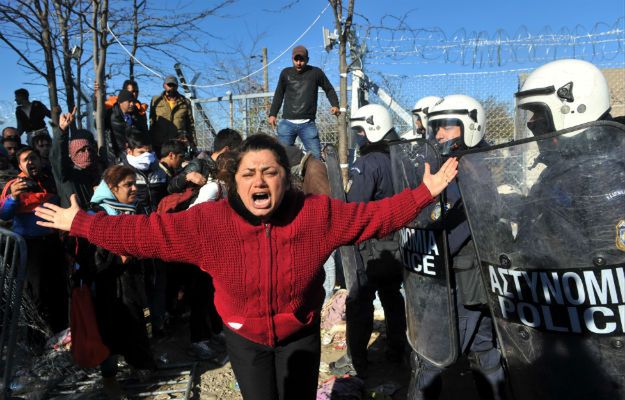 Policja usuwa setki migrantów przy granicy z Macedonią