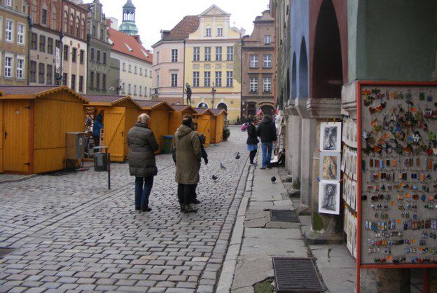 Jarmark świąteczny zasłania stoiska kupców z domków budniczych