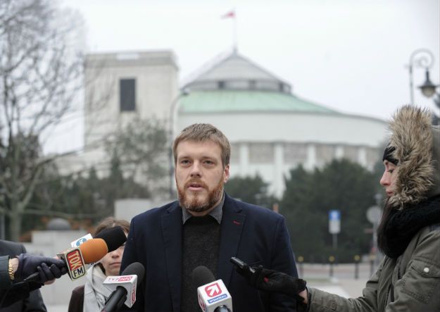 Adrian Zandberg zwołał konferencję przed Sejmem. Został spisany przez policję