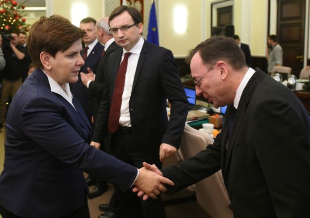 Sondaż: niemal połowa Polaków źle ocenia działania rządu Beaty Szydło