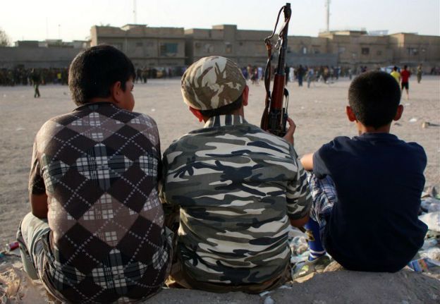 Terroryści z IS szkolą już 9-latków. Uczą ich jak ścinać głowy