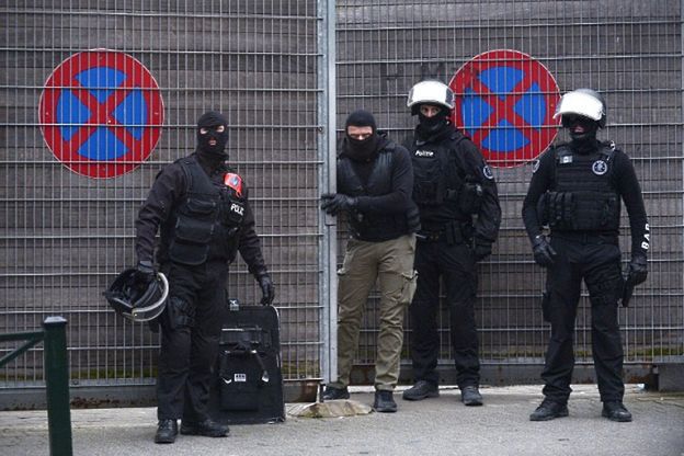 Ewakuacja centrum handlowego w Belgii. Świadkowie słyszeli odgłosy eksplozji