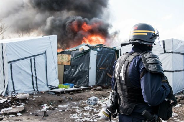 Francja dalej likwiduje prowizoryczny obóz uchodźców w Calais. Niepokojące doniesienia o gwałtach na nieletnich chłopcach w "dżungli"