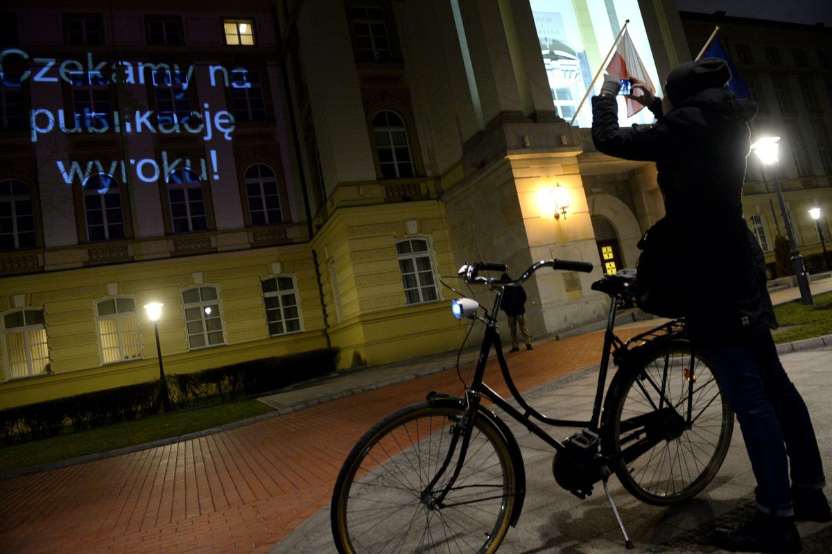 Protest po kancelarią premiera trwa: "publikuj wyrok Beata, publikuj wyrok!"