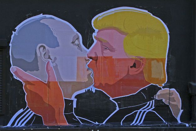 Powstał mural z pocałunkiem Donalda Trumpa i Władimira Putina