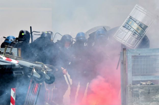 Starcia z anarchistami na granicy Włoch z Austrią - 18 policjantów rannych