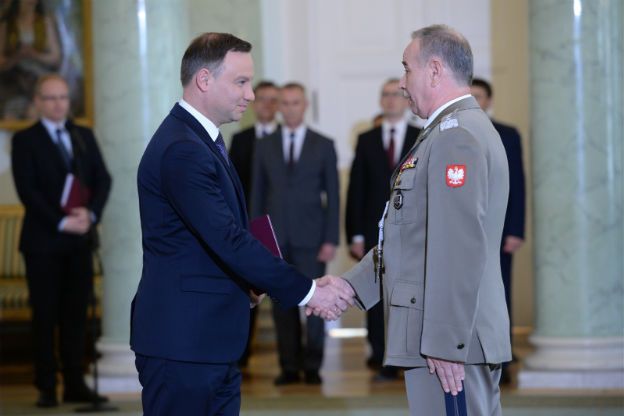 Prezydent wręczył gen. Mieczysławowi Gocułowi akt mianowania na szefa Sztabu Generalngo