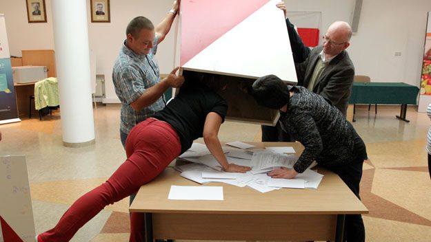 Członkowie komisji nr 26 w Olsztynie przygotowują się do liczenia głosów