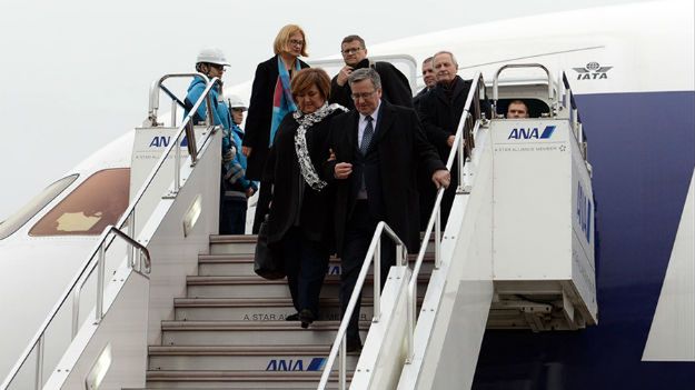 Anna i Bronisław Komorowscy po wylądowaniu na lotnisku w Tokio