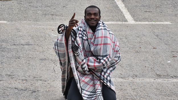 Jeden z migrantów po przedostaniu się do Ceuty