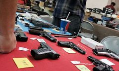 Ohio: 2-letnie dziecko policjanta postrzeliło się z broni ojca