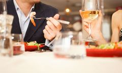 W bikini do restauracji? Nie wszyscy wiedzą, jak należy się zachować