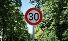 "Strefa 30" w Krakowie. Coraz więcej miast chce wprowadzić ograniczenia prędkości do 30 km/h