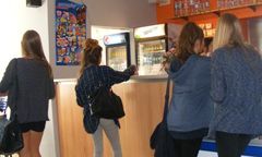 Sklepiki szkolne po zmianach - zamieszanie, na którym korzystają okoliczne sklepy