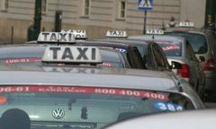 "UBER" znowu na celowniku. Miasto wypowiedziało wojnę przewoźnikom