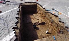 Fundamenty wieży z XV wieku odkryto na placu Kolegiackim w Poznaniu