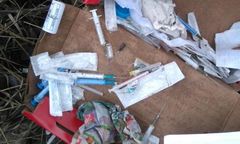 Student z Poznania biorący sterydy nie wiedział, co zrobić ze zużytymi strzykawkami i igłami, więc wyrzucił je w pobliżu placu zabaw