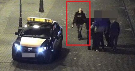 Policja prosi o pomoc. Mężczyzna ze zdjęcia za chwilę wbije innemu nóż