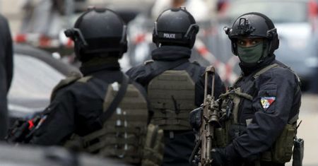 Szwajcaria: policja zatrzymała osiem osób, w tym imama, który wzywał do przemocy