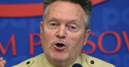 Wiemy, kto witał Jarosława Kaczyńskiego przed pomnikiem Dmowskiego. To Ludwik Wasiak, który marzy o "Wielkiej Polsce"