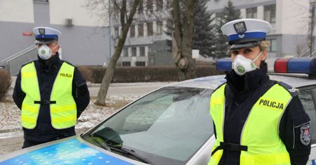 Małopolscy policjanci zostali uzbrojeni w maseczki antysmogowe