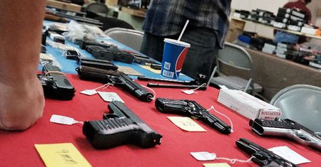 Ohio: 2-letnie dziecko policjanta postrzeliło się z broni ojca