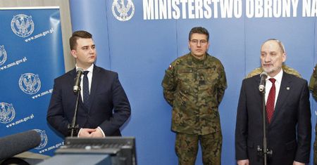 Bartłomiej Misiewicz bawił się w klubie w Białymstoku: chcesz być ministrem obrony terytorialnej?