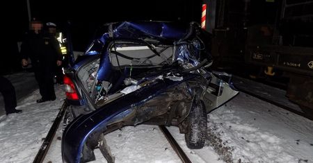 Chciał skrócić sobie drogę. Zderzył się z pociągiem